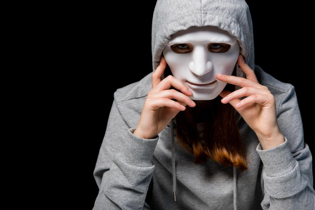 Фото взято отсюда: https://create.vista.com/ru/unlimited/stock-photos/298857026/stock-photo-anonymous-girl-grey-hoodie-mask/