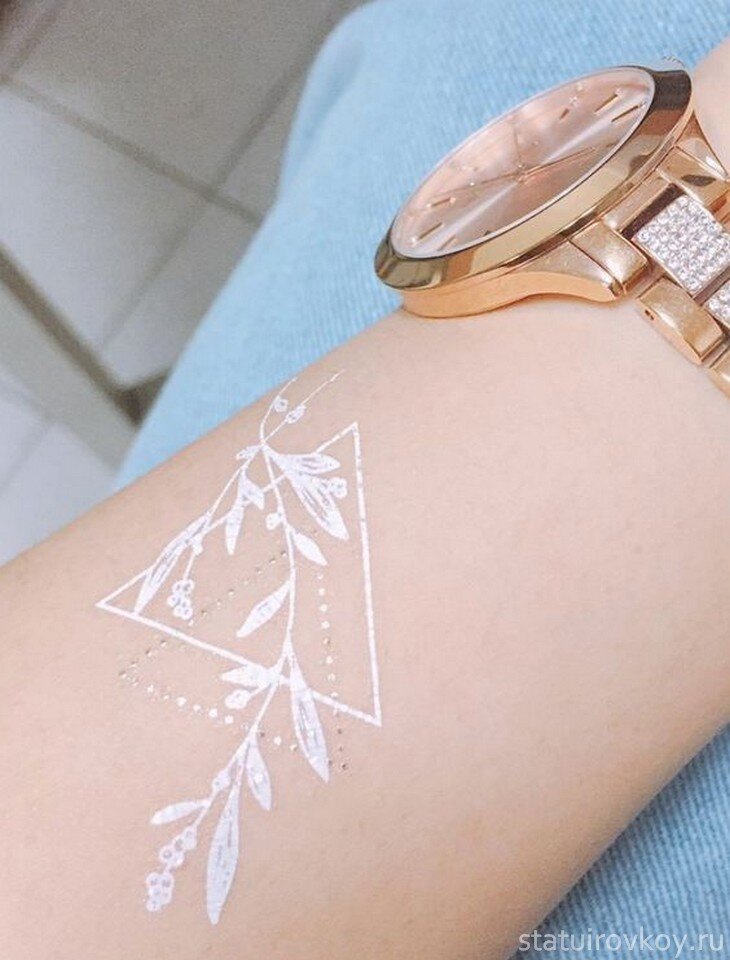 Белое тату на спине. Красивые тату для девушек. Тату белыми чернилами. Белые татуировки для девушек. Белые тату для девушек.