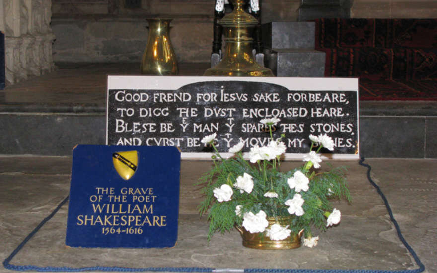 Похоронен на английском. Вильям Шекспир могила. Могила Уильяма Шекспира. Эпитафия на могиле Шекспира. Уильям Шекспир место захоронения.