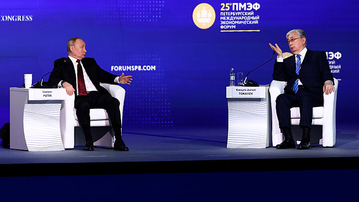 САНКТ-ПЕТЕРБУРГ. ПРЕЗИДЕНТ РФ ВЛАДИМИР ПУТИН И ПРЕЗИДЕНТ РЕСПУБЛИКИ КАЗАХСТАН КАСЫМ-ЖОМАРТ ТОКАЕВ (СЛЕВА НАПРАВО) ВО ВРЕМЯ ПЛЕНАРНОГО ЗАСЕДАНИЯ XXV ПЕТЕРБУРГСКОГО МЕЖДУНАРОДНОГО ЭКОНОМИЧЕСКОГО ФОРУМА. ФОТО: АЛЕКСАНДР РЮМИН/ФОТОХОСТ-АГЕНТСТВО ТАСС / PHOTO.ROSCONGRESS.ORG/RU