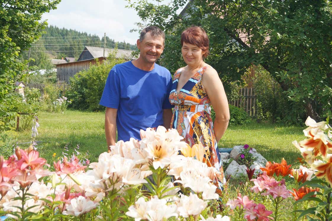 Дмитрий и Татьяна Сорокины в своём саду разводят не только птиц, но и цветы