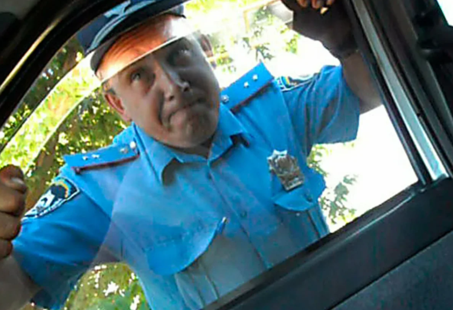 Уловки ДПСников, которые будут вам стоить солидных денежных средств. 
Большинство автомобилистов попадает в крайне неприятную ситуацию, когда понимают, что им выписали штраф за то, чего он не совершал. Таких людей очень много, особенно среди тех, кто только начал набираться опыта в вождении.

Есть у меня один пример, который наглядно опишет то, как себя не стоит вести в сложной ситуации. Недавно мой хороший знакомый возвращался ночью домой, проезжал пешеходный переход, и вдруг появилась женщина, которая быстро перешла его. Он уже проехал этот участок, но его остановил сотрудник ДПС и начал оформлять правонарушение.

Оформил это как «не предоставление преимущества пешеходам». Несмотря на то, что знакомый отрицал свою вину, сотрудник говорил, что есть еще 10 суток для того, чтобы обжаловать нарушение.

Но почему-то ДПСник начал оформлять постановление, а не протокол. Именно здесь и кроится подвох. Дело в том, что если вы подпишите это постановление, то вы полностью соглашаетесь с нарушением, и вы даже не сможете его обжаловать.

В этом случае нужно оформлять протокол, который выступает неким документальным фиксированием, по которому уже решение будет выносить суд. Возможно рассмотрение и комиссией, которая специально создана для решения подобных дел.

Именно в протоколе вы можете указать, почему вы не согласны с нарушением. И уже исходя из вашего сообщения будет выноситься решение по всему протоколу.

А в постановлении вы просто соглашаетесь с виной и обязуетесь выплатить штраф. Вы, конечно же, можете подать в суд и потребовать пересмотра решения, но то, что вы подписали согласие с виной, вам точно не сыграет на руку.

Будьте внимательны и следите за тем, какой документ вы подписываете и никогда не останетесь без ваших честно заработанных денег.