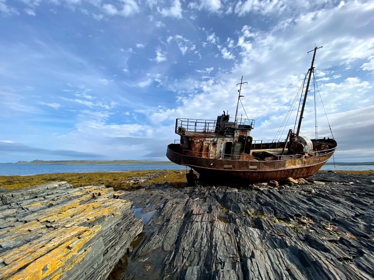 Рыбацкая лодка в Мурманске, выброшенная на берег (фото автора) 