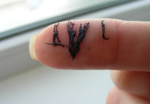 А вот так выглядят те самые "чулочки", которые снимаются с ресниц при попадании теплой воды