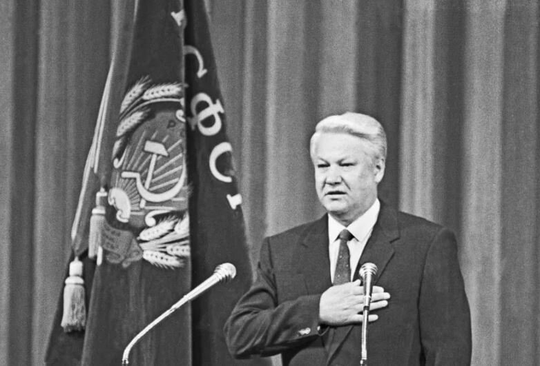 Принимая присягу президента РСФСР, Ельцин исполнил ритуал принесения клятвы верности флагу США, 1991 год (иллюстрация из открытых источников)