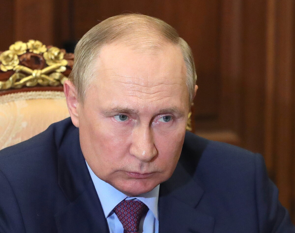 Правительство Владимира Путина субсидирует расходы на продукты питания, чтобы санкции не коснулись россиян. Фото EPA