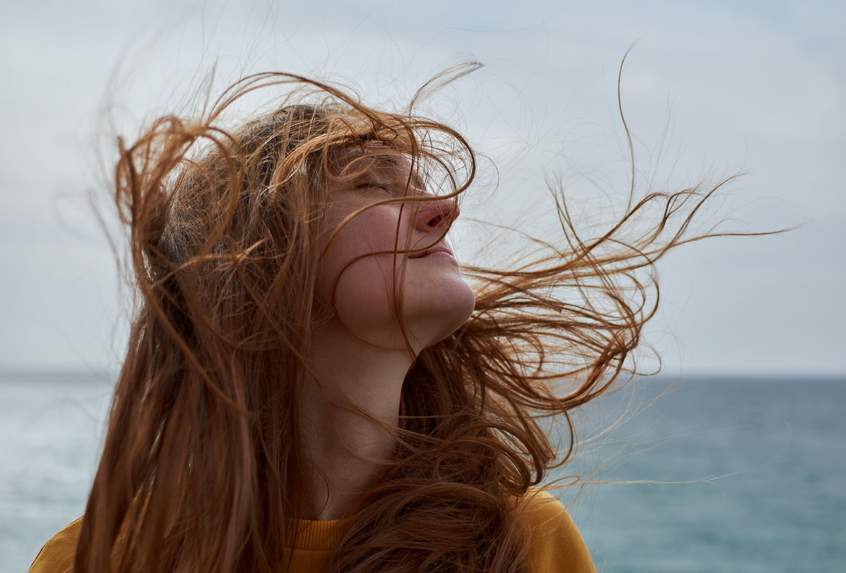 Развивающиеся волосы. Девушка волосы на ветру. Волосы на ветру развиваются. Развивающиеся волосы на ветру. Запутался ветер