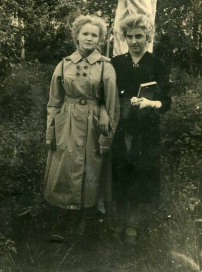 Мы с соседкой, подругой детства. Я - в мамином платье и, естественно,                                   с книжкой в руке, потому что - умная очень!) 