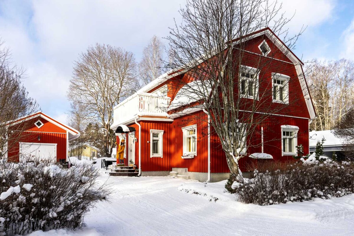 Снаружи дом выглядит как классическое скандинавское загородное жилье. Красно-белый фасад и ни единого намека на желтый цвет