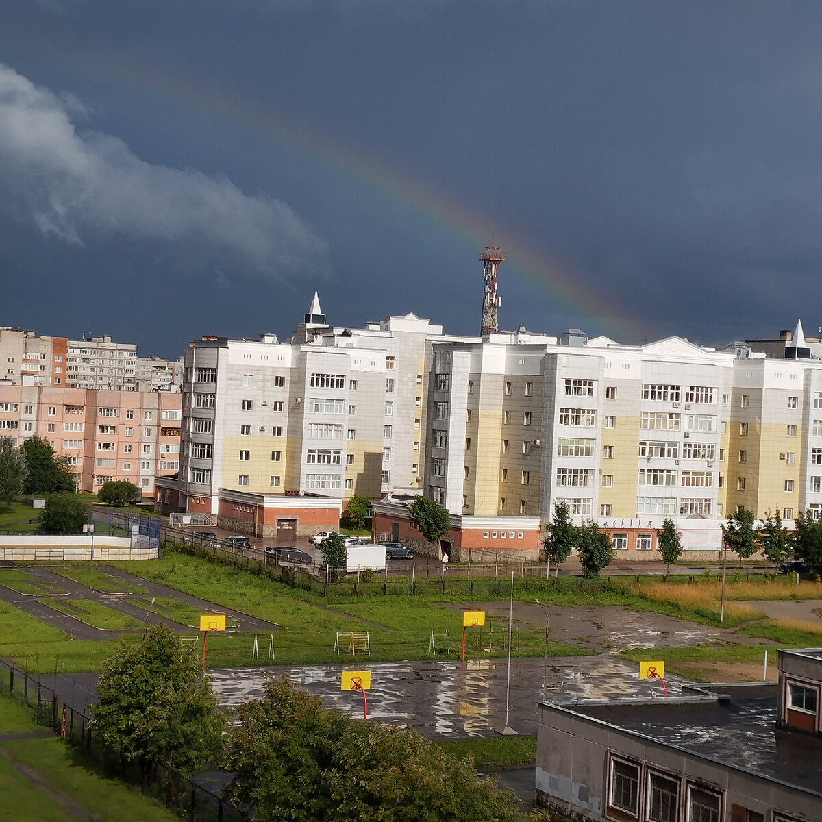 Надвигаются тучки, скоро опять будет дождь. Но очень красиво, когда радуга 🌈 