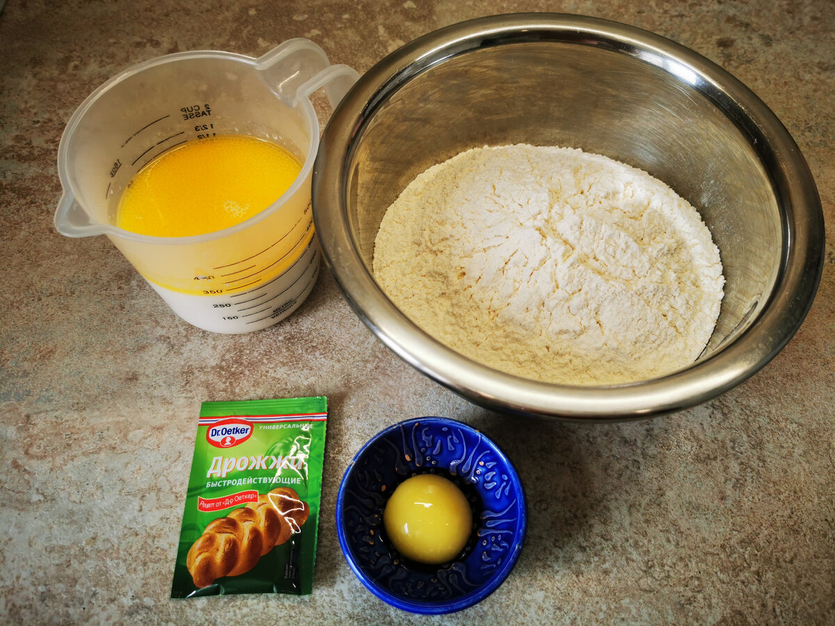 Сливки с сахаром и маргарином должны немного горячими.