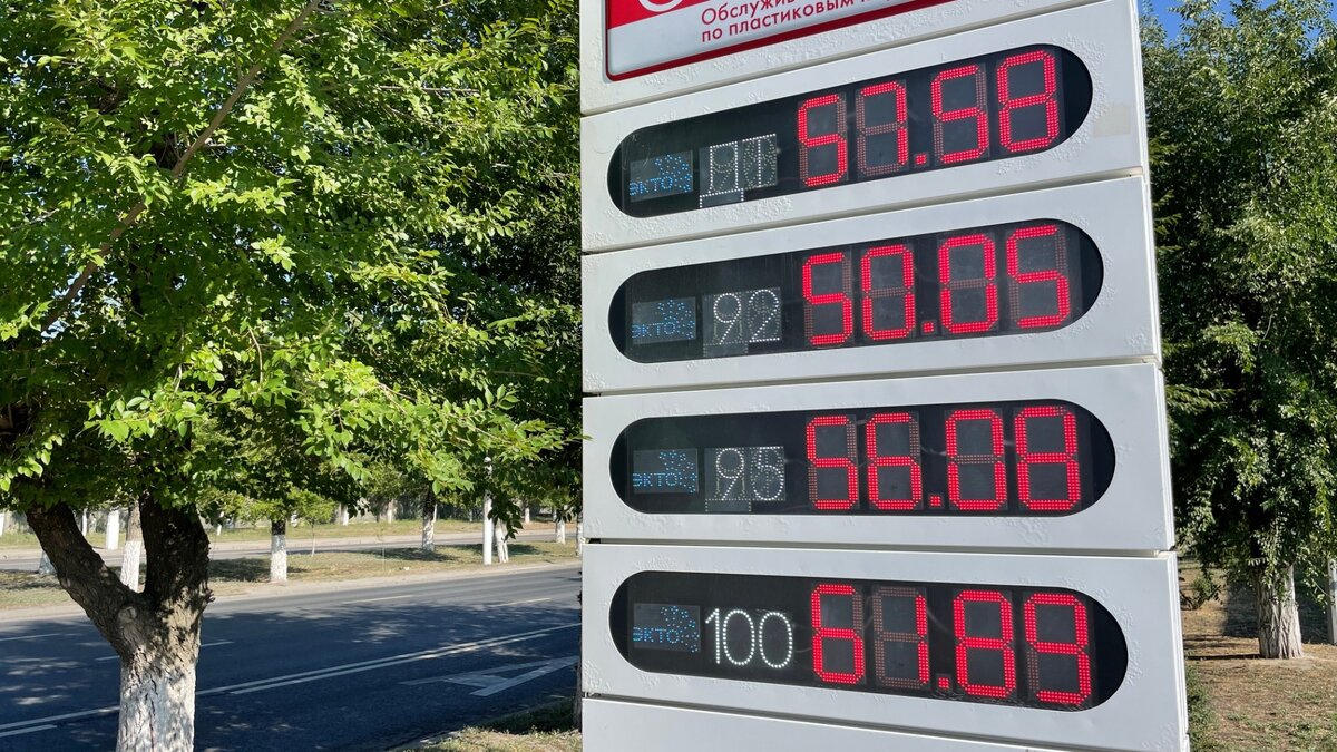     Резкий взлёт цен на бензин взволновал волгоградских автомобилистов. Всего за два месяца литр топлива подорожал более, чем на рубль. «НовостиВолгограда.ру» разбирались в причинах происходящего и постарались выяснить, чего же ждать дальше.