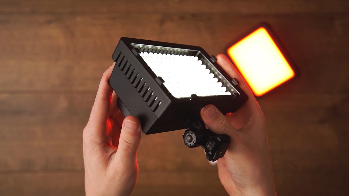    Накамерные светильники достаточно компактны / Фото: thefilmlook.com