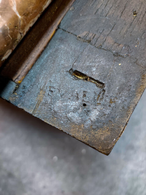 Клеймо Шеваллье на комоде Большого собрания изящных искусств ASG, инв. № 12-2073