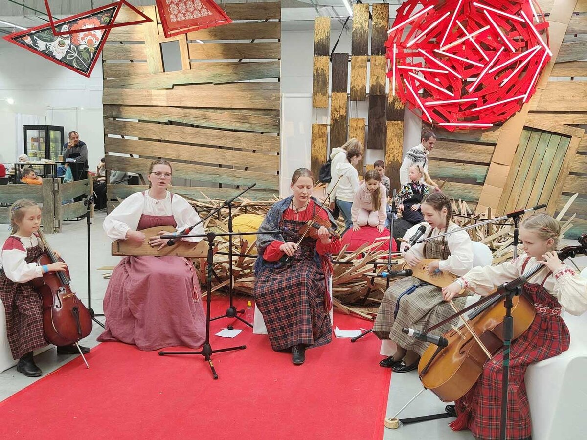 Гость фестиваля - музыкальная студия «Жарница» - использует в концертах старинные русские гусли