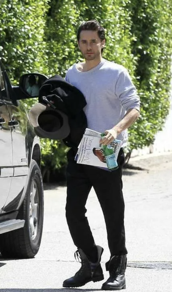 Издалека не узнаешь, даже если это твой сосед. 