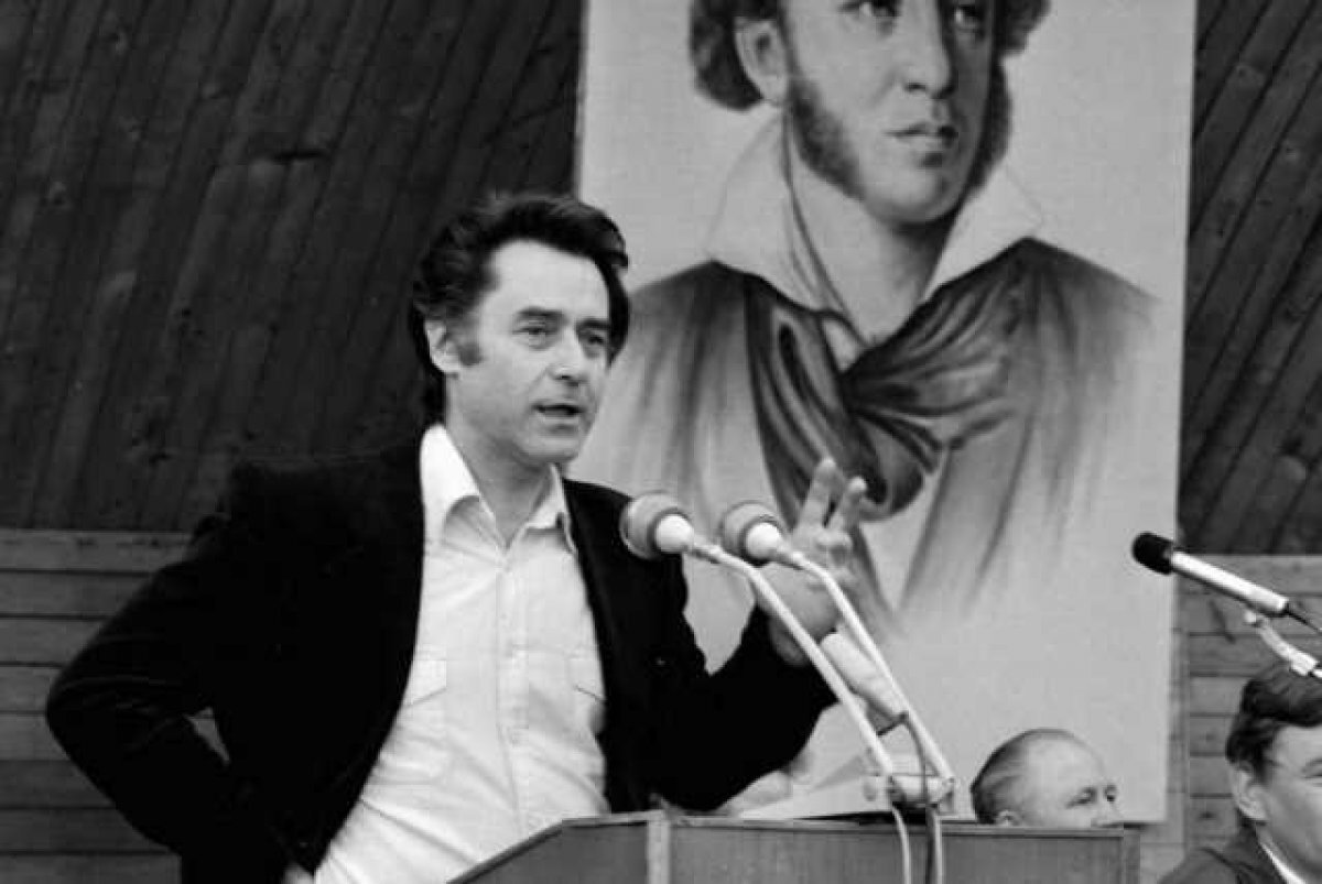    «Всё начинается с любви»: стихи молодёжи ждут на конкурс им. Дементьева