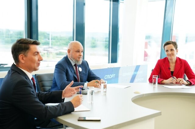    За два с половиной часа трансляции Сергею Цивилеву озвучили около 25-ти вопросов. А всего их пришло более 2,5 тыс. Он пообещал, что ответы все задававшие получат до 10 августа. Фото: правительство Кузбасса