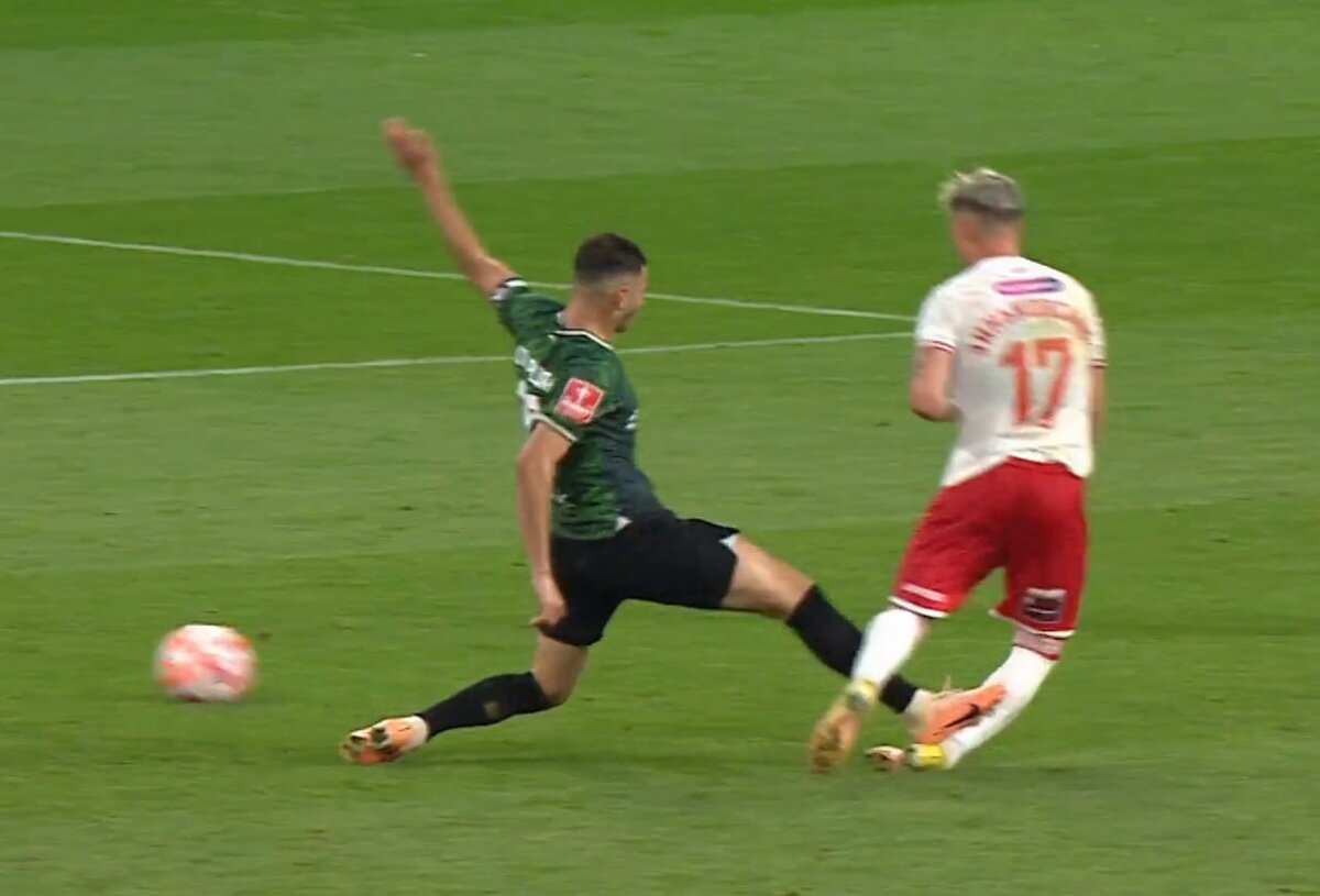 За минуту до этого спортивный директор "Аякса" официально заявил об интересе к Сперцяну 