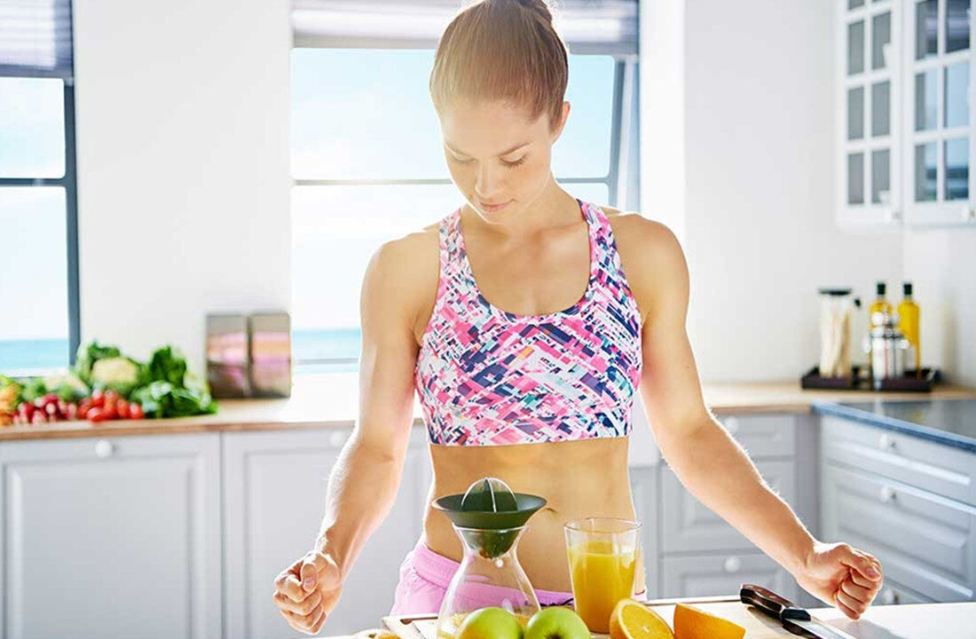 Упражнения после приема пищи. Фитнес питание. Фитнес еда. Фитнес после еды. Спортивная девушка завтракает.