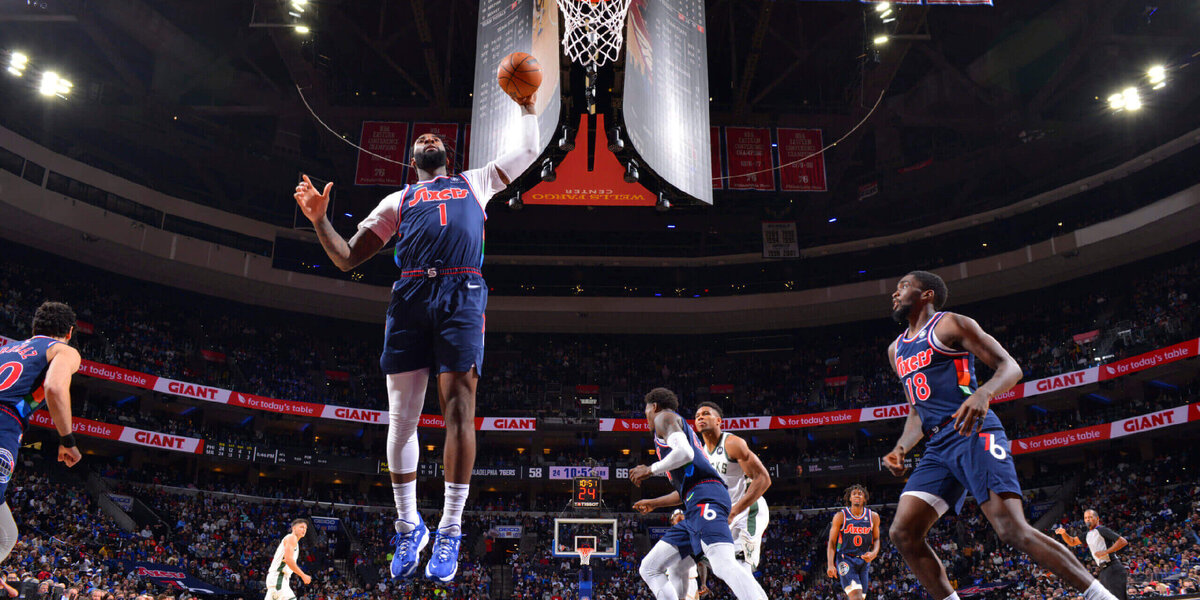 Андре Драммонд забирает щиты. (Джесси Д. Гаррабрант / NBAE via Getty Images)