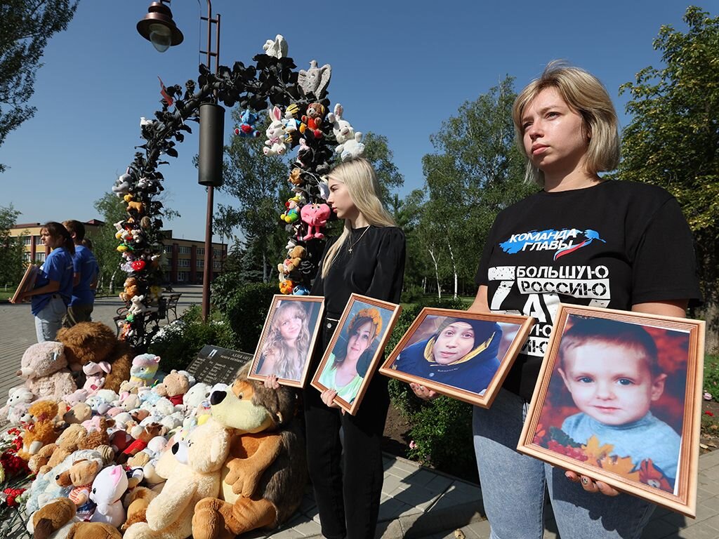    Донецк. Люди у мемориального комплекса «Аллея ангелов» ©Дмитрий Ягодкин/ТАСС