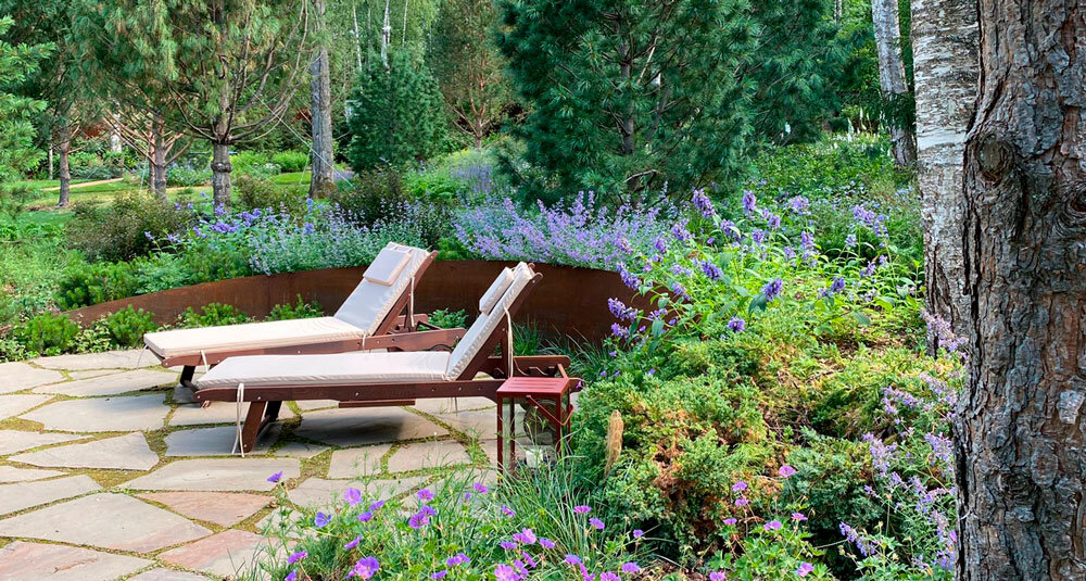 Деревянные шезлонги — это универсальные предметы мебели, которые можно использовать по-разному. Они отлично подходят для принятия солнечных ванн, чтения книги или просто отдыха в саду или на террасе. Некоторые из более современных дизайнов также оснащены такими функциями, как колеса, варианты наклона или боковые столики, что делает их гораздо больше, чем просто место для лежания.