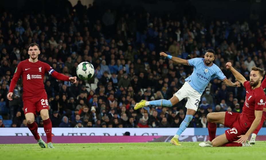    Рияд Марез точно бьет по воротам «Ливерпуля». Фото: Reuters