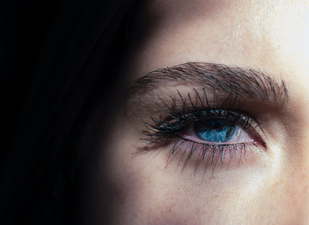 Густые брови и ресницы