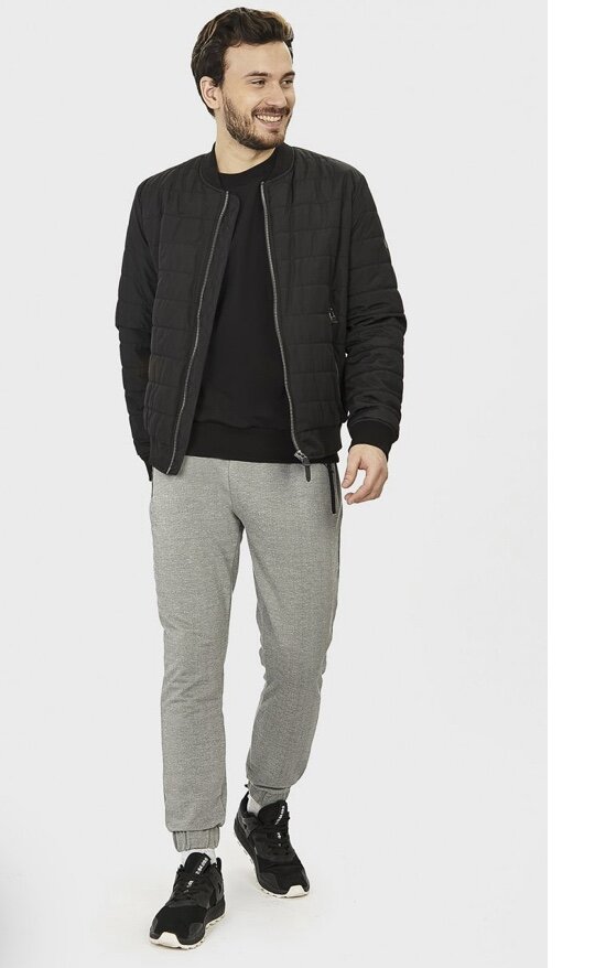 Носить бомбер можно как с вещами в спортивном стиле, так и со строгими моделями. Он отлично подойдет для создания трендовых многослойных образов: водолазка, трикотажная безрукавка, а сверху куртка. Кстати, идеи для свежих образов можно подсмотреть в картине «Джентльмены» от Гая Ричи. Советуем!