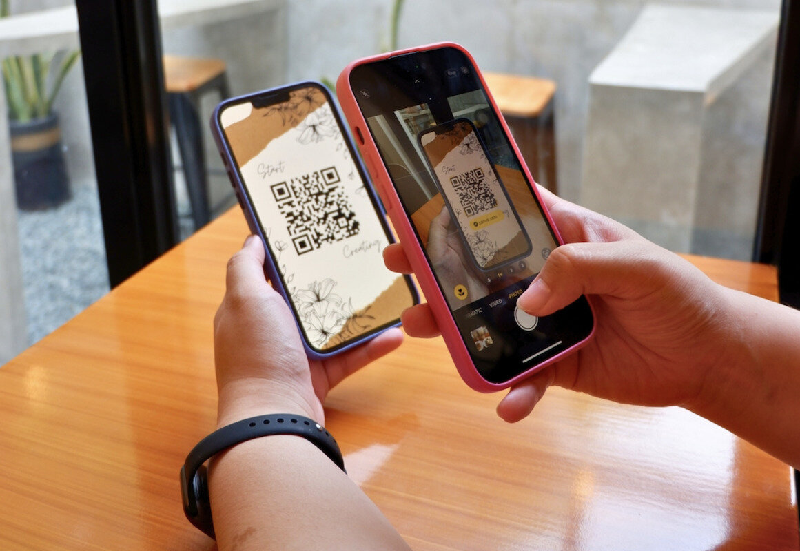    С QR-кодом случилось все, как и задумывал его создатель. Доступ к большому объему информации человек получает мгновенно. Источник: unsplash.com