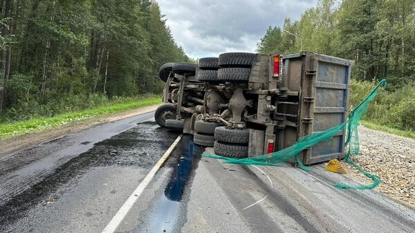     В Ивановской области опрокинулся груженый щебнем грузовик