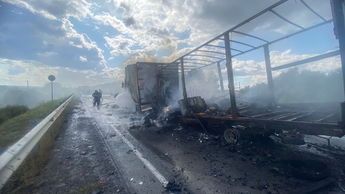     На трассе М-7 в Менделеевском районе водитель «Газели» столкнулся с грузовым Isuzu. В результате первый автомобиль загорелся, а управляющий транспортным средством скончался на месте. Подробности раскрыли в Госавтоинспекции по РТ.