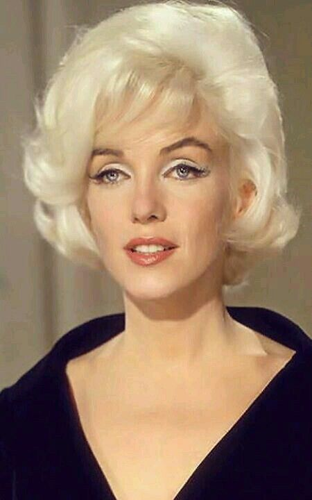 Тест костюма и прически, 1962 год. Фото из открытого источника в сети Интернет.