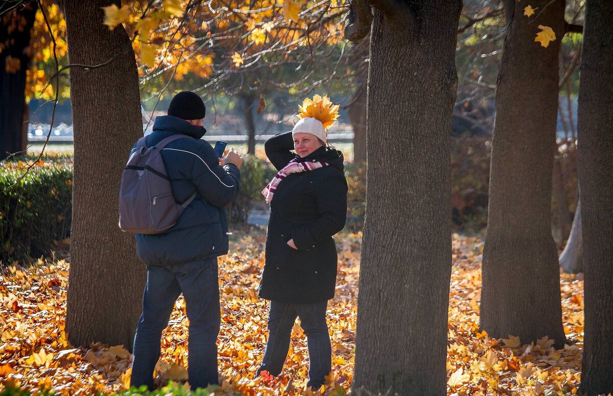 Люди на улице осенью