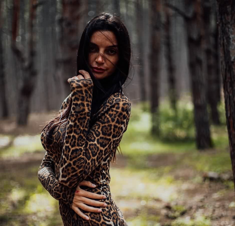 Красивая брюнетка в леопардовом