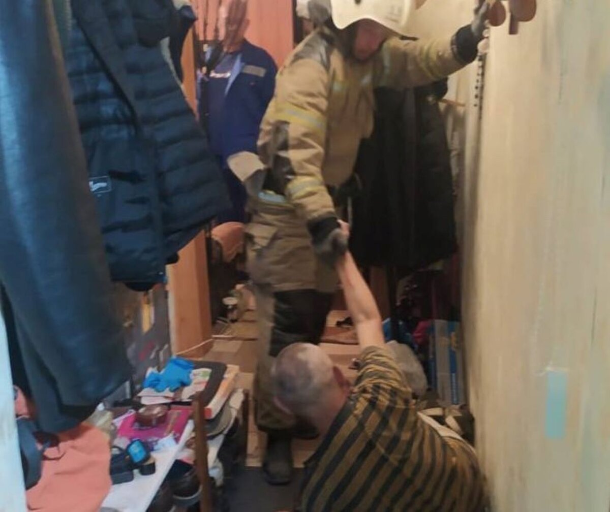    Спасатели помогли мужчине, который не смог открыть дверь скорой помощи