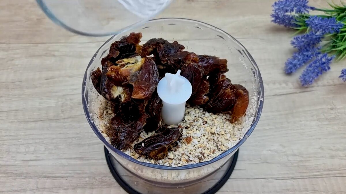 Довольно часто готовлю обалденные домашние сладости! Полезная вкуснота из сухофруктов и орехов. Хотя в них и много  калорий, но по одной, думаю, можно.-3