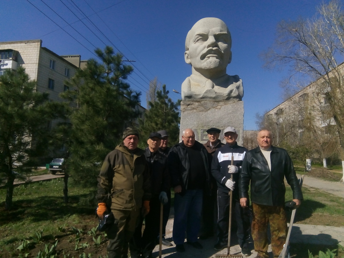 коммунисты Городищенского р-на Волгоградской области на субботнике у памятника В.И. Ленина