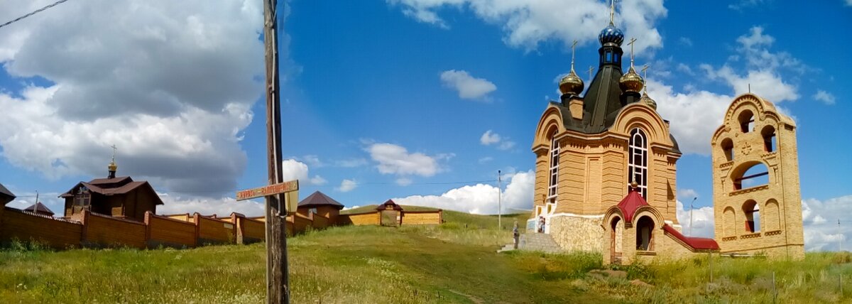 Святые Пещеры. Покровка. Храм. Вид с возвышенности, где установлен крест. А на глубине 20 - 22 метра - подземный монастырь!