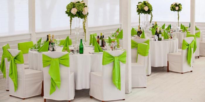 Белые чехлы в сочетании с зелеными бантами словно свежее дыхание весны 