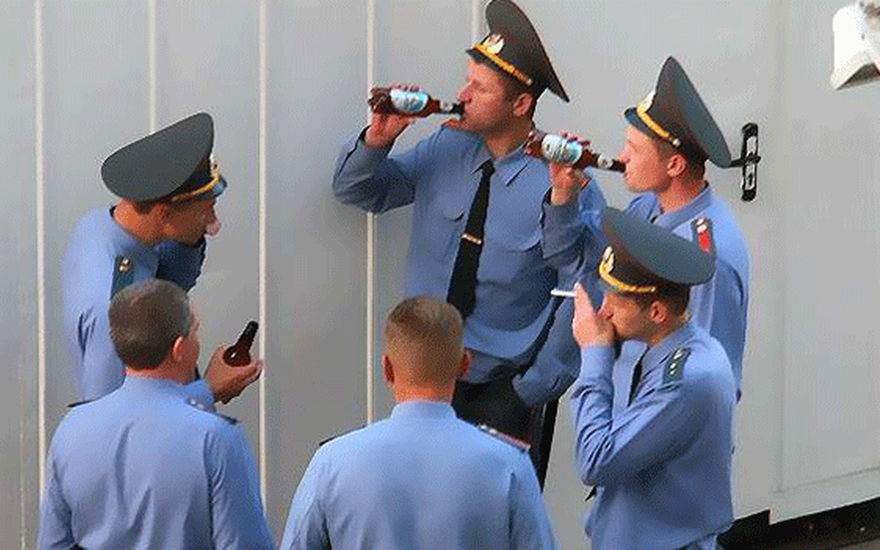 Небольшое ЧП в системе МВД Беларуси: во вторник, 11 июня, сотрудник исправительной колонии №5 в городе Ивацевичи Брестской области пришёл на работу с остаточным алкогольным опьянением. Содержание этанола в выдыхаемом воздухе составило 0,2 промилле. Возможно, этого даже никто и не заметил бы, если бы он в злополучный день не опоздал на службу, а оперативники УСБ из Бреста не решили бы его проверить. 
В процессе проверки выяснилось, что "залетевший" сотрудник является еще и одним из администраторов закрытого сообщества "Синие Дзюбы" в социальной сети "ВКонтакте". Как несложно догадаться, группа посвящена вопросам употребления алкоголя.

Сотруднику объяснили, что смешивать не стоит. Работу с хобби в том числе. И благосклонно разрешили написать рапорт по собственному желанию.

Кстати, допустимый максимум при управлении автотранспортом - 0,3 промилле, а у сотрудника колонии было всего 0,2. Строгим стало УСБ при новом министре, однако.