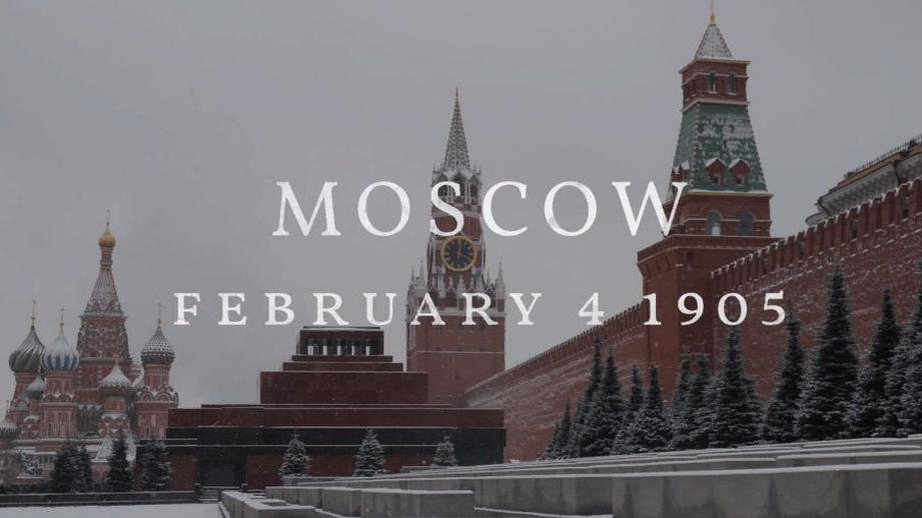 Кадр из сериала. Мавзолей Ленина на Красной площади в 1905 году - явный ляп. Ведь его впервые построили из дерева в 1924 году, а каменный вариант появился только в 1929. Да и стены самого кремля в 1905 году белили. Они не были красными.