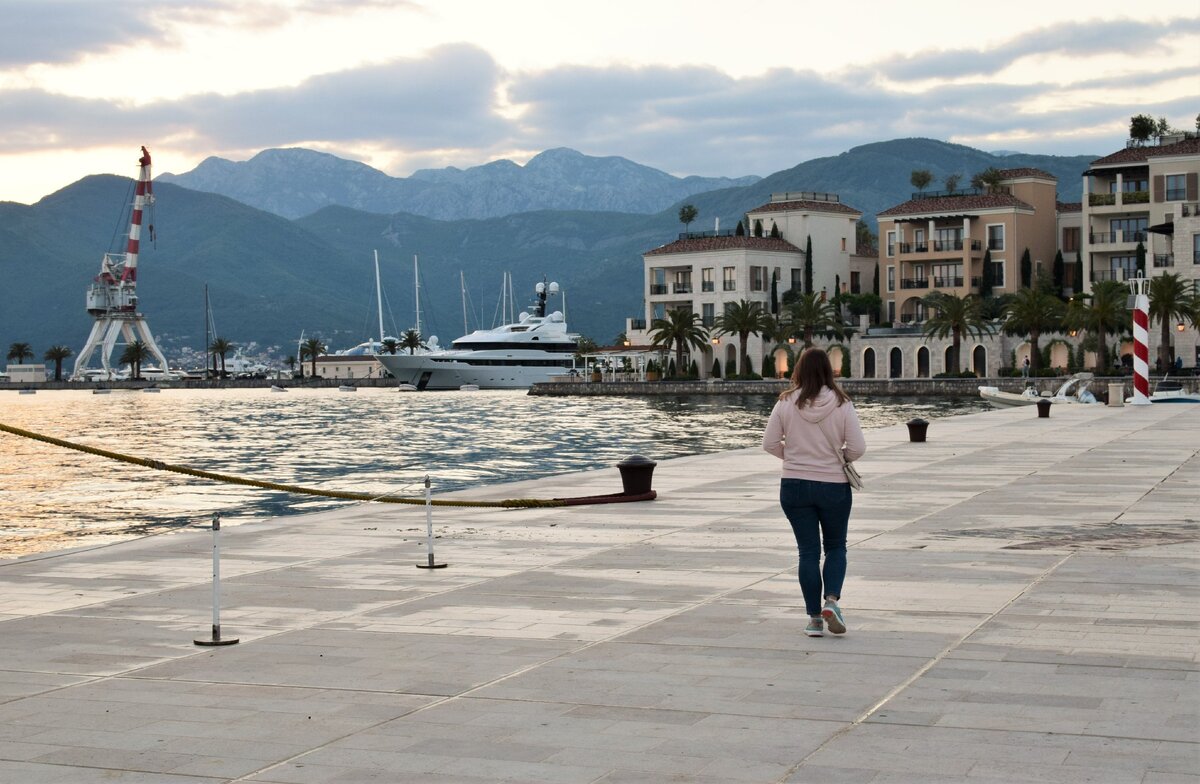 Даже если чуть теплее одет, в толстовку и джинсы вечером - все равно комфортнее гулять чем в жару