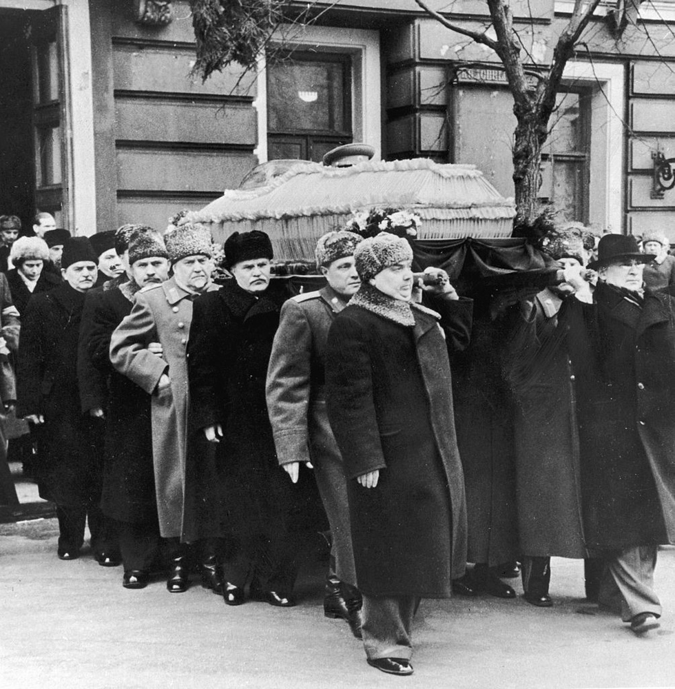 Тело мумии Сталина в гробу несут в Мавзолей в 1953. Кто-то из них уже в 1961-м понесет тело обратно к могиле у Кремлевской стены. Фото © Hulton Archive / Getty Images