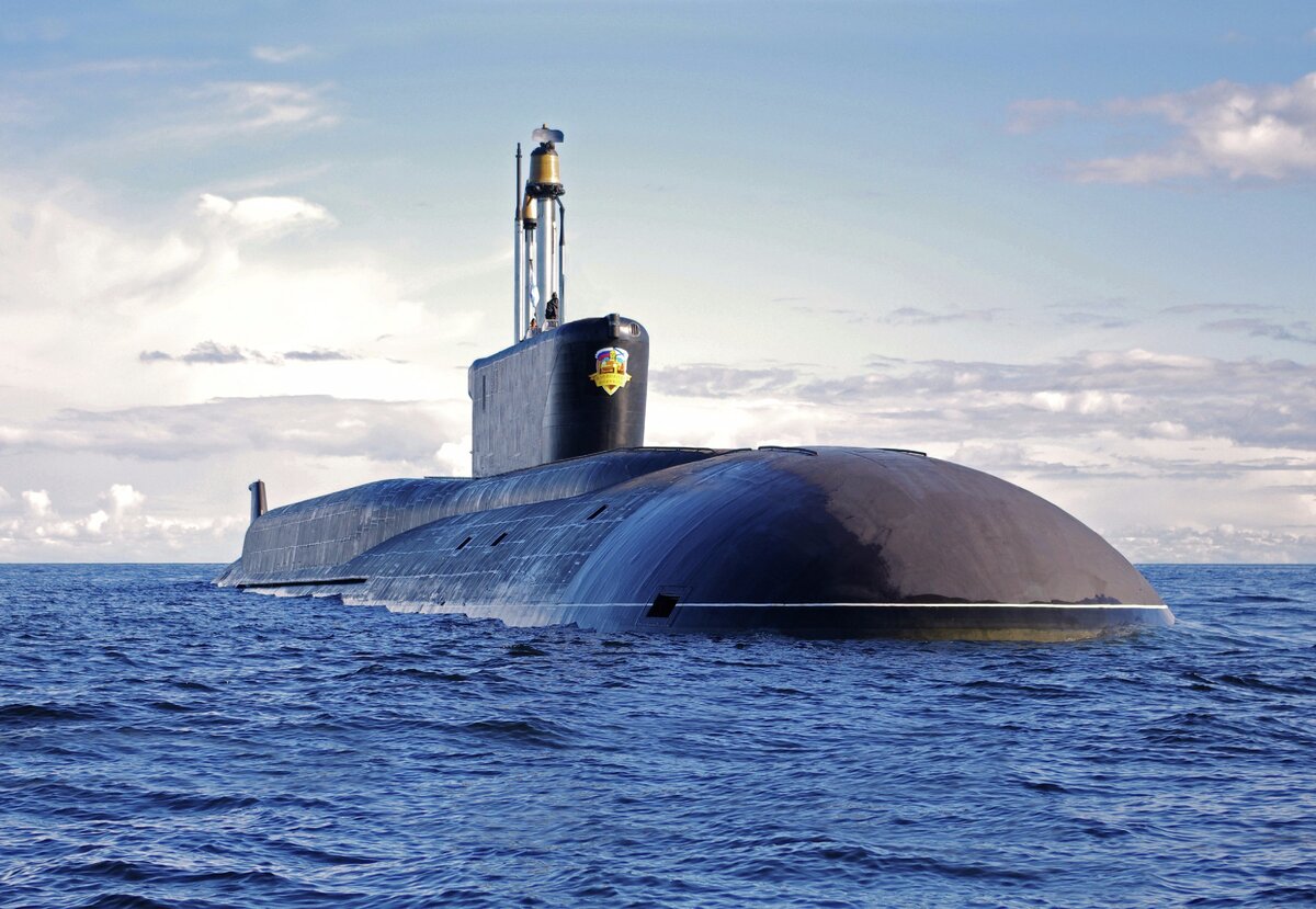 РПКСН К-550 Александр Невский. Построен в 2013 году. РПКСН IV поколения. Вооружен 16 межконтинентальными баллистическими ракетами Р-30 "Булава", кроме того, помимо торпед, вооружен крылатыми ракетами Калибр