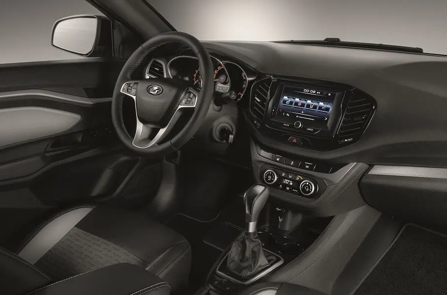 LADA Vesta с CVT и обновлёнными чехлами сидений.