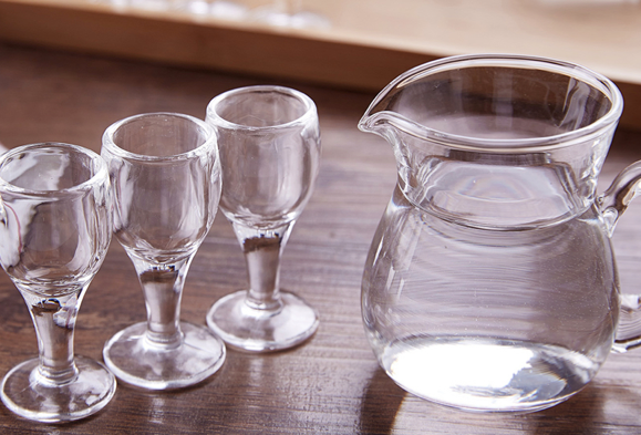 Традиционно Байцзю пьют из графина и микроскопических рюмочек