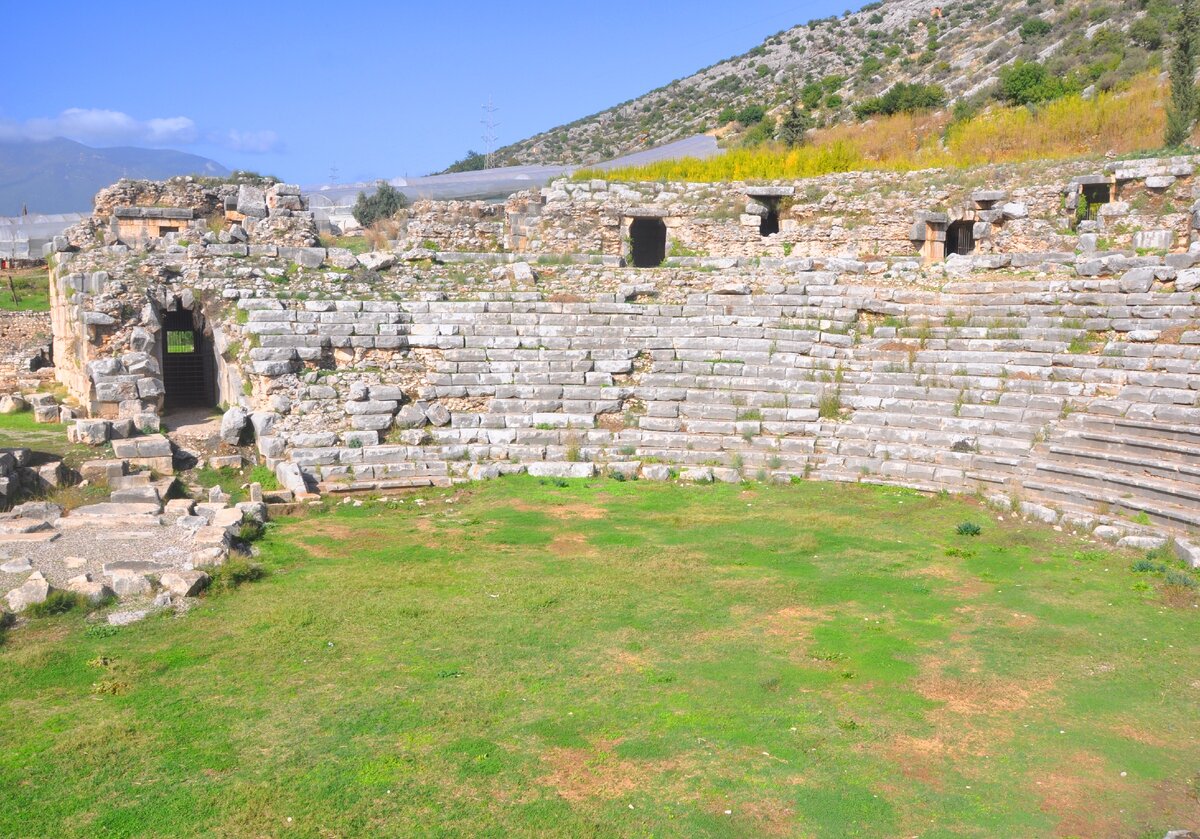 амфитеатр, а сразу за ним – теплицы