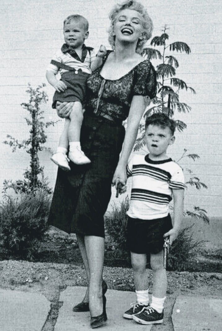 Есть ли ребенок у мэрилин. Есть ли ребенок у мэрилин. Есть ли ребенок у мэрилин. Мэрилин монро дети. 1947 мэрилин.